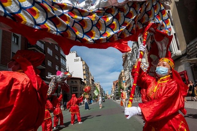 Desfile del Dragón y la Danza del León por las calles de la capital leonesa, organizados por el Instituto Confucio. // Campillo / ICAL 